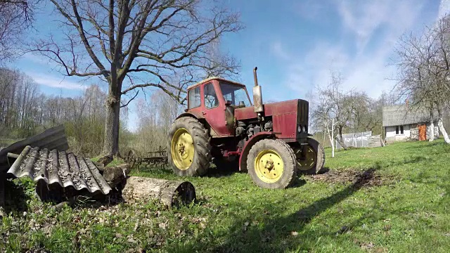 农场旁边的拖拉机，时间流逝视频素材