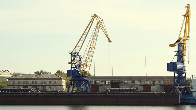 港口里的吊车搬运货物视频素材