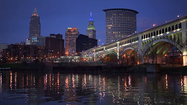 俄亥俄州克利夫兰市中心城市天际线凯霍加河苏必利尔街大桥视频素材