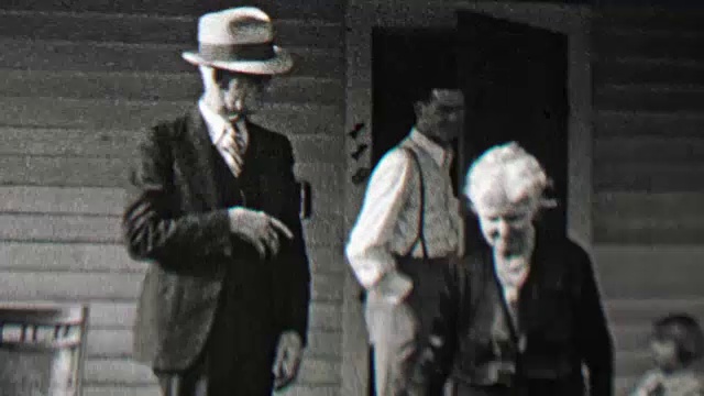 1938年:家人在前廊欢迎来访者，男子向他们问好。视频下载