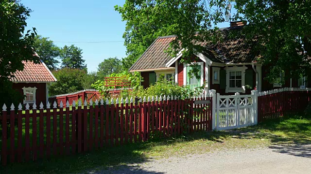 瑞典斯德哥尔摩附近斯堪的纳维亚乡村的房屋视频素材