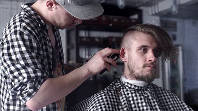 理发师用剪子给顾客理发视频素材