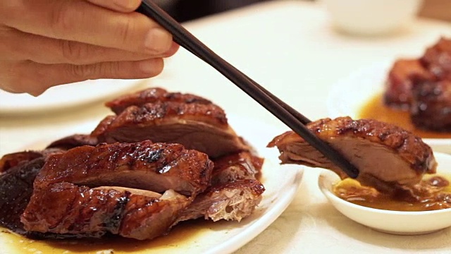 烤鹅和烤鸭是中国香港著名的烧烤美食视频下载