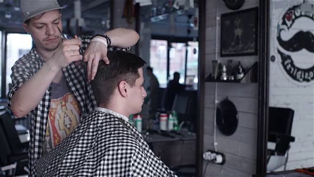 理发师用剪刀为顾客理发视频素材