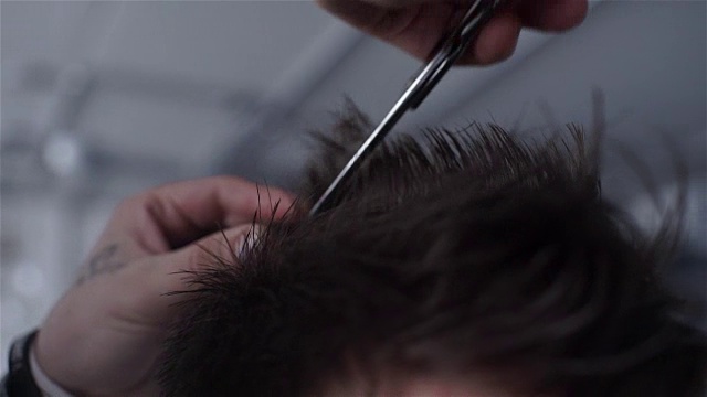 理发师用剪刀为顾客理发视频下载