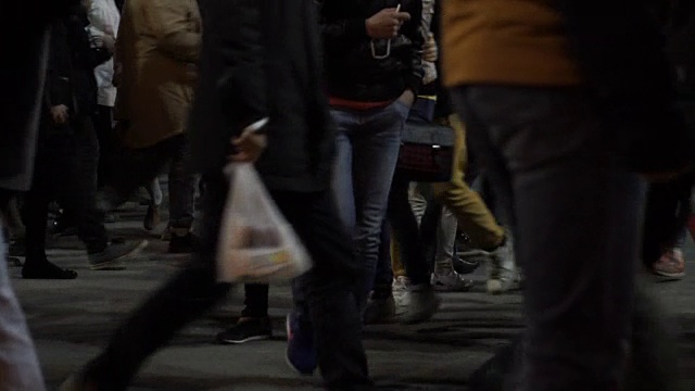 人们晚上在城市里散步视频下载