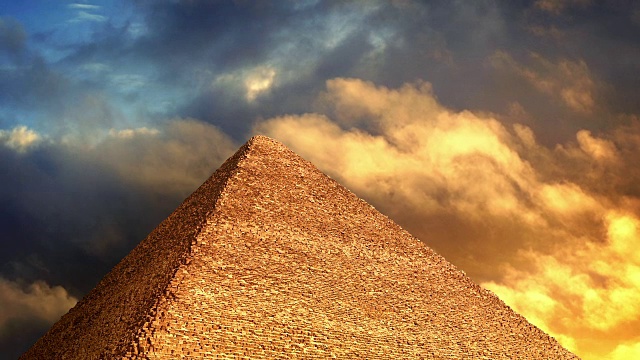 金字塔上有金色的云彩视频下载