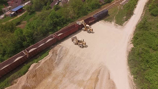 采石场和火车站的碎石堆。视频下载