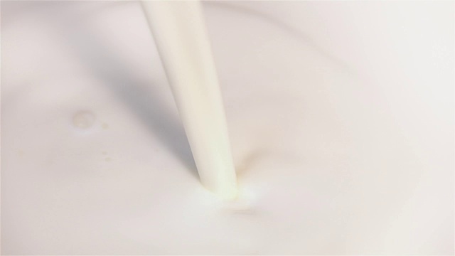 两个倒入新鲜牛奶的慢动作视频视频素材