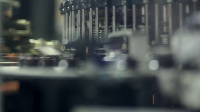 生产塑料瓶的机器视频素材