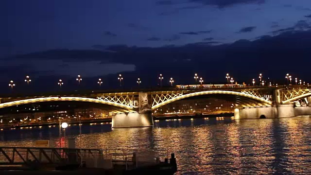 多瑙河上的桥。布达佩斯。匈牙利。视频素材