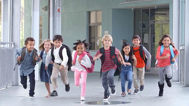 一群小学生在学校走廊上奔跑视频素材