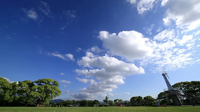 晴朗的天空和现代风车的云-延时视频下载