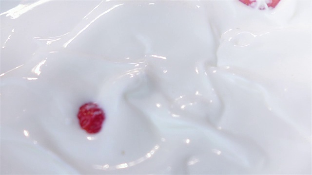 三段草莓落入酸奶的视频，慢镜头视频素材