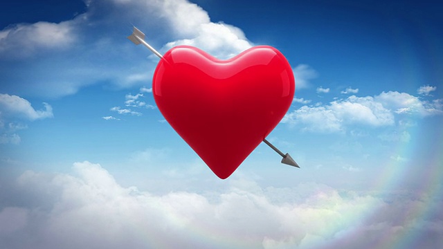 红色的心与箭头在蓝色的天空视频下载