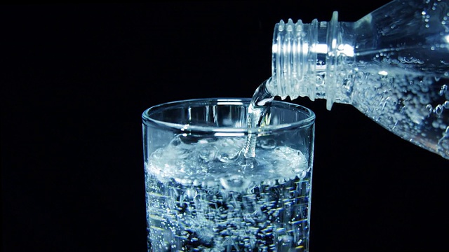将碳酸水从塑料瓶倒入玻璃杯中视频下载