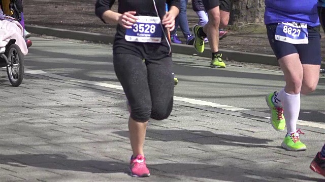 两个马拉松运动员的慢动作视频视频素材
