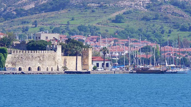土耳其福卡城堡周围的传统土耳其房屋，旅游目的地视频下载