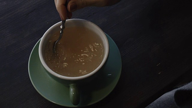 女人的手在茶里拌了糖视频下载