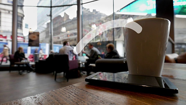 在咖啡店使用wifi。视频素材