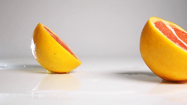 葡萄柚在白色的表面切成两片视频下载