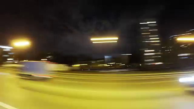 快速城市驾驶夜间道路时间推移侧视图2视频素材