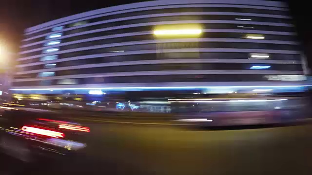 快速城市驾驶夜间道路时间推移侧视图3视频素材