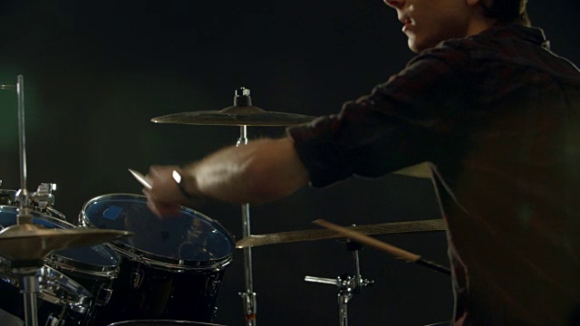 鼓手打鼓的慢动作序列视频素材