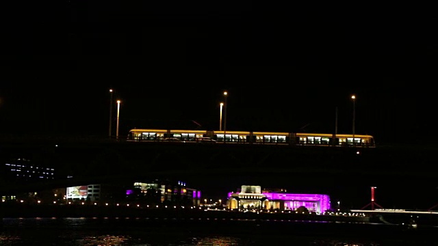 有轨电车通过多瑙河上的桥。布达佩斯。视频素材