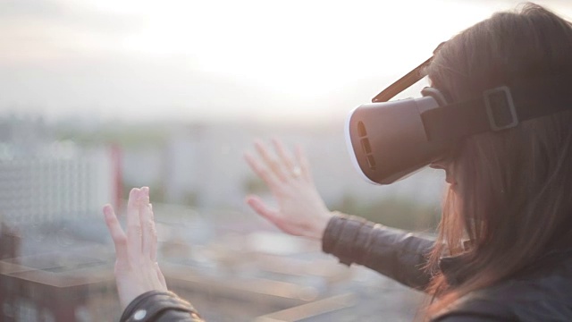 一个女人在屋顶上戴着虚拟现实眼镜视频下载