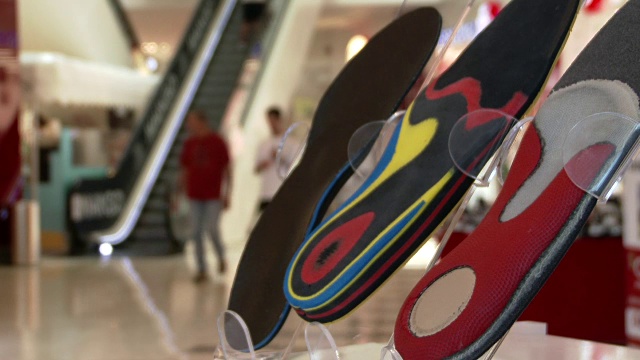 骨科鞋垫，以商场为背景。视频下载