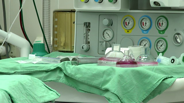 医院。医学。手术前的手术室。无菌手术器械。视频下载