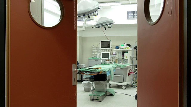 医院。医学。手术前的手术室。无菌手术器械视频下载