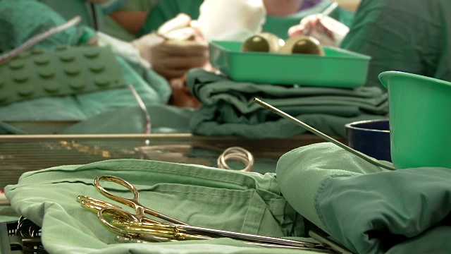 无菌手术器械和外科医生团队在手术室视频下载