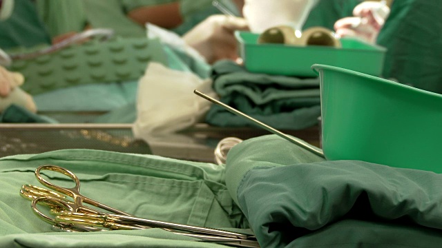 无菌手术器械和外科医生团队在手术室视频下载