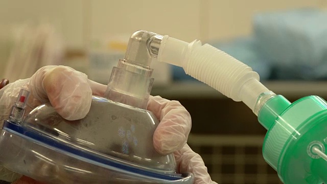 手术前护士在手术室给病人戴上氧气面罩视频下载