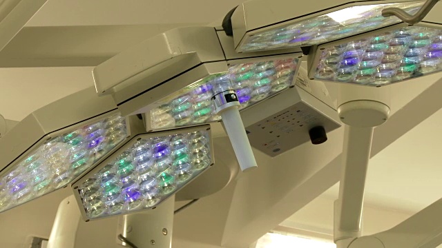 新型医用外科LED灯在手术室的照明。视频下载
