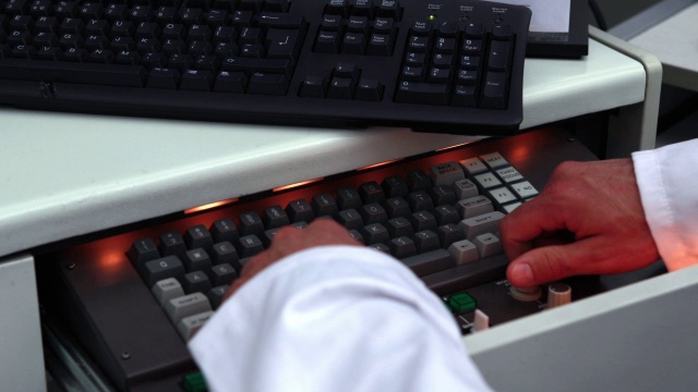 年轻的理科学生在键盘上打字视频素材