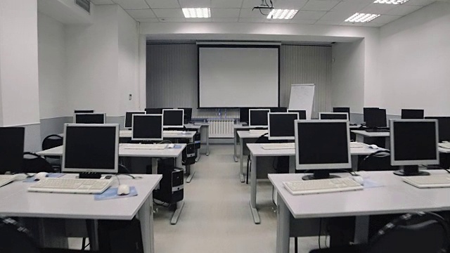 教室用电脑。斯坦尼康飞过礼堂视频下载