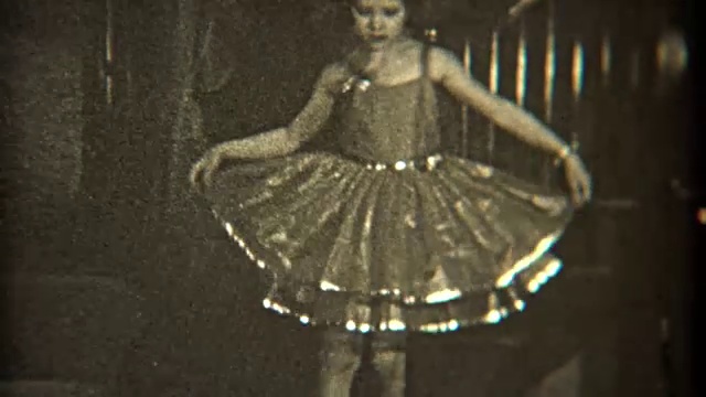 1936年:舞者在室内穿着化装服练习技艺。视频素材