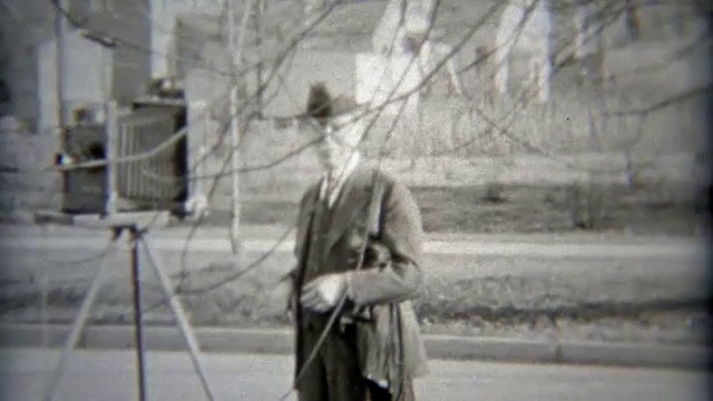 1936年:摄影师正在设置镜头，引导人们挪过去。视频素材