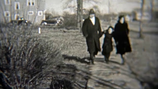 1937年:幸福的一家人在富人区的人行道上蹦蹦跳跳。视频素材