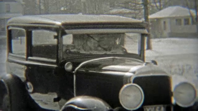 1938年:冬天，一家人从车库里取车，正在倒车。视频素材