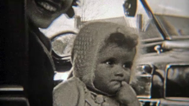 1937年:不爽宝宝把手指放在嘴里，看起来很滑稽。视频素材
