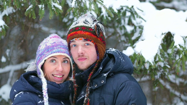 一对幸福的年轻夫妇在冬天的森林里。视频素材