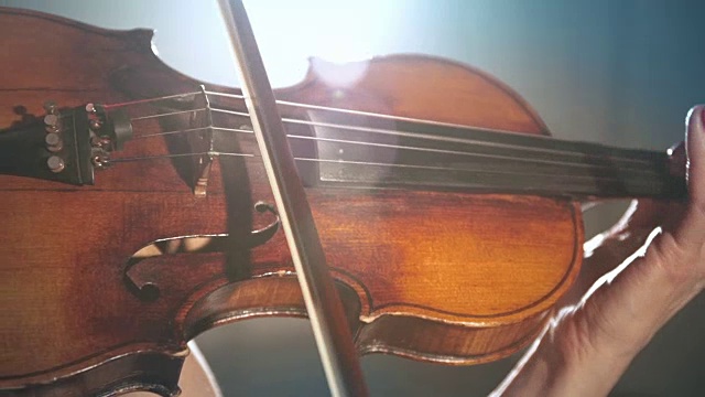拉小提琴的女人视频素材