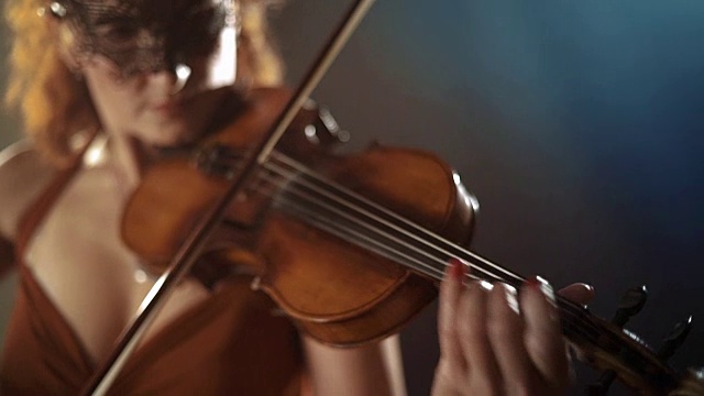 拉小提琴的女人视频素材