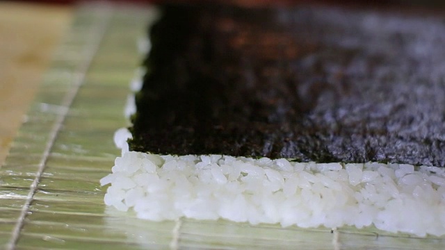 寿司师傅在工作室为寿司卷准备米饭视频下载