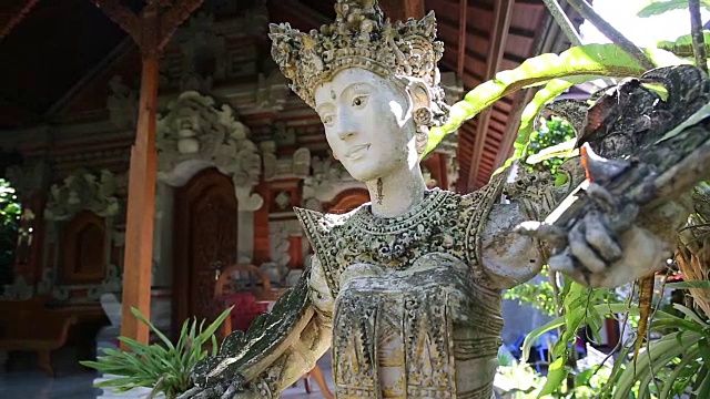 古代石雕-雕像在房子在巴厘岛，印度尼西亚视频下载
