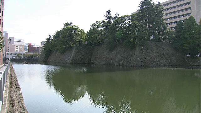 福井城堡周围的护城河反映了城堡附近的树木。视频下载